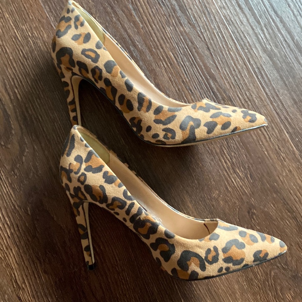 Leopard print pumps